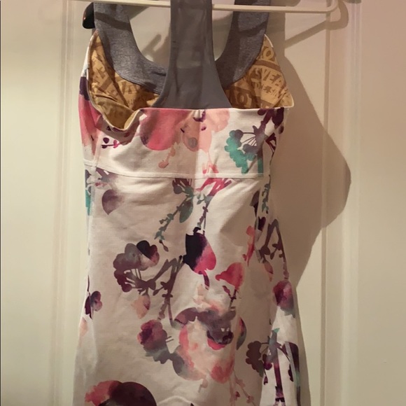 Lululemon activewear tank with reinforced bra - Picture 2 of 2